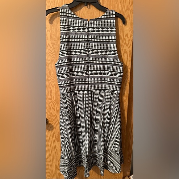 The Loft - Black/White Mini Sleeveless Dress - Picture 3 of 3